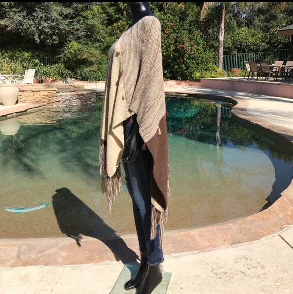 Fringed Boho Poncho - Picture 6 of 8